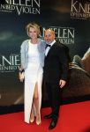 Amsterdam 22 februari 2016
Premiere Knielen op een Bed Violen in Tuschinski , Noortje Herlaar en partner Barry Atsma spelen de hoofdrol. Alain de Levita en partner