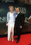 Amsterdam 22 februari 2016
Premiere Knielen op een Bed Violen in Tuschinski , Noortje Herlaar en partner Barry Atsma spelen de hoofdrol. Alain de Levita en partner