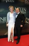 Amsterdam 22 februari 2016
Premiere Knielen op een Bed Violen in Tuschinski , Noortje Herlaar en partner Barry Atsma spelen de hoofdrol. Alain de Levita en partner