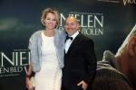 Amsterdam 22 februari 2016
Premiere Knielen op een Bed Violen in Tuschinski , Noortje Herlaar en partner Barry Atsma spelen de hoofdrol. Alain de Levita en partner