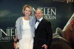 Amsterdam 22 februari 2016
Premiere Knielen op een Bed Violen in Tuschinski , Noortje Herlaar en partner Barry Atsma spelen de hoofdrol. Alain de Levita en partner