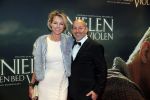Amsterdam 22 februari 2016
Premiere Knielen op een Bed Violen in Tuschinski , Noortje Herlaar en partner Barry Atsma spelen de hoofdrol. Alain de Levita en partner