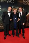 Amsterdam 22 februari 2016
Premiere Knielen op een Bed Violen in Tuschinski , Noortje Herlaar en partner Barry Atsma spelen de hoofdrol. Alain de Levita met zijn broer Robin de Levita en hun moeder