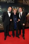 Amsterdam 22 februari 2016
Premiere Knielen op een Bed Violen in Tuschinski , Noortje Herlaar en partner Barry Atsma spelen de hoofdrol. Alain de Levita met zijn broer Robin de Levita en hun moeder