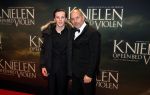 Amsterdam 22 februari 2016
Premiere Knielen op een Bed Violen in Tuschinski , Noortje Herlaar en partner Barry Atsma spelen de hoofdrol. Alain de Levita met zijn zoon