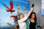 Amsterdam 14 februari 2016
Premiere Robinson Crusoe in pathe arena.
Pip Pellens met Anna Speller en vriend
