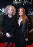 Amsterdam 22 februari 2016
Premiere Knielen op een Bed Violen in Tuschinski , Noortje Herlaar en partner Barry Atsma spelen de hoofdrol. Antoinette Beumer en dochter