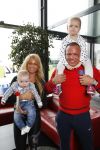 Den Haag 12 februari 2016
Samantha ( Barbie) en haar man Michael v d Plas met hun manager Jake Hampel zijn vrouw en hun PT. en kinderen