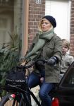 Amsterdam 13 februari 2016 
Bridget Maasland met zoon Mees op de fiets.