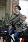 Amsterdam 13 februari 2016 
Bridget Maasland met zoon Mees op de fiets.