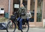 Amsterdam 13 februari 2016 
Bridget Maasland met zoon Mees op de fiets.