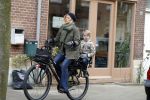 Amsterdam 13 februari 2016 
Bridget Maasland met zoon Mees op de fiets.