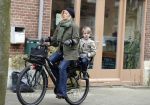 Amsterdam 13 februari 2016 
Bridget Maasland met zoon Mees op de fiets.