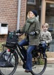 Amsterdam 13 februari 2016 
Bridget Maasland met zoon Mees op de fiets.