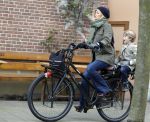 Amsterdam 13 februari 2016 
Bridget Maasland met zoon Mees op de fiets.
