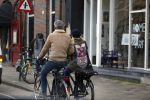 Amsterdam 13 februari 2016
Bridget Maaland met haar nieuwe vriend Wim ( cameraman) op de fiets in Amsterdam zuid.