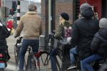 Amsterdam 13 februari 2016
Bridget Maaland met haar nieuwe vriend Wim ( cameraman) op de fiets in Amsterdam zuid.