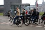 Amsterdam 13 februari 2016
Bridget Maaland met haar nieuwe vriend Wim ( cameraman) op de fiets in Amsterdam zuid.
Wim steekt middelvinger op