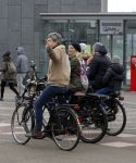 Amsterdam 13 februari 2016
Bridget Maaland met haar nieuwe vriend Wim ( cameraman) op de fiets in Amsterdam zuid.
Wim steekt middelvinger op