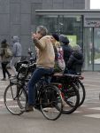 Amsterdam 13 februari 2016
Bridget Maaland met haar nieuwe vriend Wim ( cameraman) op de fiets in Amsterdam zuid.
Wim steekt middelvinger op