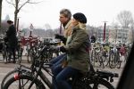 Amsterdam 13 februari 2016
Bridget Maaland met haar nieuwe vriend Wim ( cameraman) op de fiets in Amsterdam zuid.