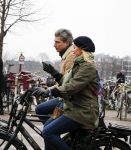 Amsterdam 13 februari 2016
Bridget Maaland met haar nieuwe vriend Wim ( cameraman) op de fiets in Amsterdam zuid.