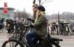 Amsterdam 13 februari 2016
Bridget Maaland met haar nieuwe vriend Wim ( cameraman) op de fiets in Amsterdam zuid.