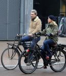 Amsterdam 13 februari 2016
Bridget Maaland met haar nieuwe vriend Wim ( cameraman) op de fiets in Amsterdam zuid.