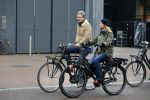Amsterdam 13 februari 2016
Bridget Maaland met haar nieuwe vriend Wim ( cameraman) op de fiets in Amsterdam zuid.