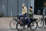 Amsterdam 13 februari 2016
Bridget Maaland met haar nieuwe vriend Wim ( cameraman) op de fiets in Amsterdam zuid.
