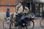Amsterdam 13 februari 2016
Bridget Maaland met haar nieuwe vriend Wim ( cameraman) op de fiets in Amsterdam zuid.