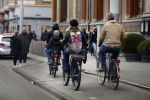 Amsterdam 13 februari 2016
Bridget Maaland met haar nieuwe vriend Wim ( cameraman) op de fiets in Amsterdam zuid.