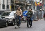 Amsterdam 13 februari 2016
Bridget Maaland met haar nieuwe vriend Wim ( cameraman) op de fiets in Amsterdam zuid.