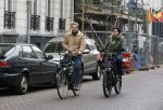Amsterdam 13 februari 2016
Bridget Maaland met haar nieuwe vriend Wim ( cameraman) op de fiets in Amsterdam zuid.