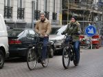 Amsterdam 13 februari 2016
Bridget Maaland met haar nieuwe vriend Wim ( cameraman) op de fiets in Amsterdam zuid.