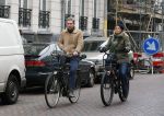 Amsterdam 13 februari 2016
Bridget Maaland met haar nieuwe vriend Wim ( cameraman) op de fiets in Amsterdam zuid.