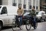 Amsterdam 13 februari 2016
Bridget Maaland met haar nieuwe vriend Wim ( cameraman) op de fiets in Amsterdam zuid.