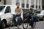 Amsterdam 13 februari 2016
Bridget Maaland met haar nieuwe vriend Wim ( cameraman) op de fiets in Amsterdam zuid.