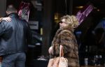 Amsterdam 13 februari 2016 
Connie Breukhoven en Eugene v Dun geven aan een vriendin een roos voor valentijnsdag.