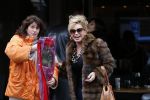 Amsterdam 13 februari 2016 
Connie Breukhoven en Eugene v Dun geven aan een vriendin een roos voor valentijnsdag.