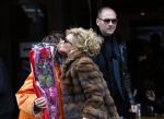 Amsterdam 13 februari 2016 
Connie Breukhoven en Eugene v Dun geven aan een vriendin een roos voor valentijnsdag.