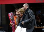 Amsterdam 13 februari 2016 
Connie Breukhoven en Eugene v Dun geven aan een vriendin een roos voor valentijnsdag.