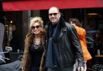Amsterdam 13 februari 2016 
Connie Breukhoven en Eugene v Dun geven aan een vriendin een roos voor valentijnsdag.