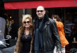 Amsterdam 13 februari 2016 
Connie Breukhoven en Eugene v Dun geven aan een vriendin een roos voor valentijnsdag.