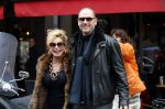 Amsterdam 13 februari 2016 
Connie Breukhoven en Eugene v Dun geven aan een vriendin een roos voor valentijnsdag.