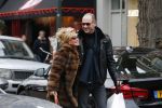 Amsterdam 13 februari 2016 
Connie Breukhoven en Eugene v Dun geven aan een vriendin een roos voor valentijnsdag.