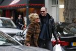Amsterdam 13 februari 2016 
Connie Breukhoven en Eugene v Dun geven aan een vriendin een roos voor valentijnsdag.