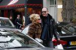 Amsterdam 13 februari 2016 
Connie Breukhoven en Eugene v Dun geven aan een vriendin een roos voor valentijnsdag.