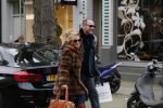 Amsterdam 13 februari 2016 
Connie Breukhoven en Eugene v Dun geven aan een vriendin een roos voor valentijnsdag.