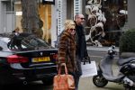 Amsterdam 13 februari 2016 
Connie Breukhoven en Eugene v Dun geven aan een vriendin een roos voor valentijnsdag.